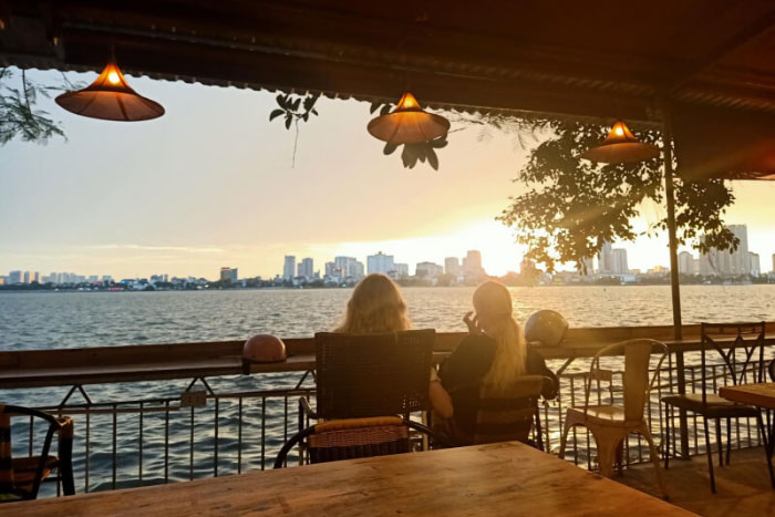 Enjoy Lakeside Cafés